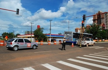 Semtran instala semáforo em novo cruzamento da capital