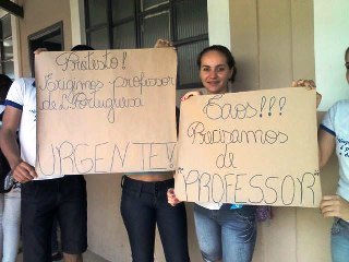 TEIXEIRÓPOLIS - Alunos protestam contra falta de professores em escola estadual