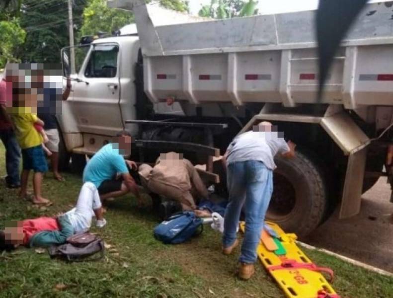 CRUZAMENTO: Acidente entre moto e caminhão deixa duas mulheres em estado grave