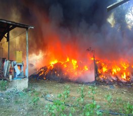 Incêndio destrói depósito de materiais recicláveis na zona Sul