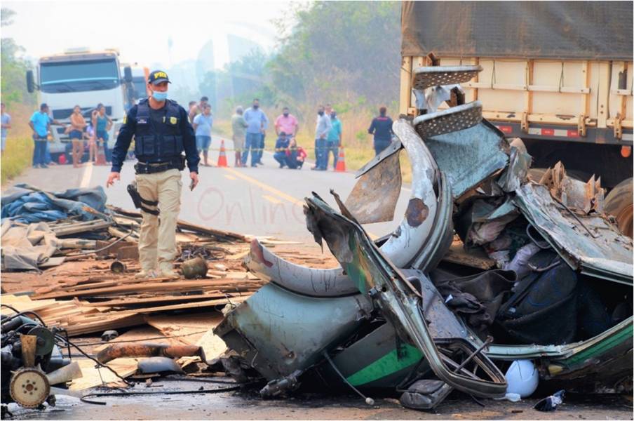 BR-364: Motorista morre após colisão entre caminhões e rodovia fica interditada