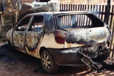 Carro é incendiado em bairro da zona norte da capital