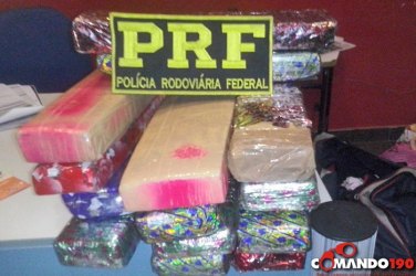 Mulher é presa transportando maconha em embrulho para presentes