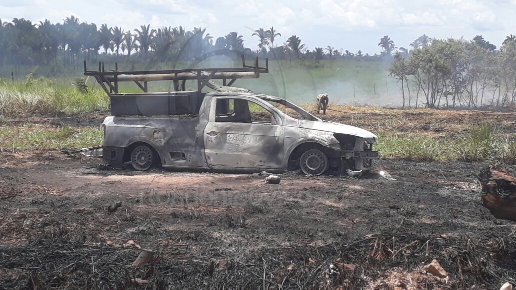 PERIGO: Carro a serviço da Eletrobras pega fogo ao lado do 