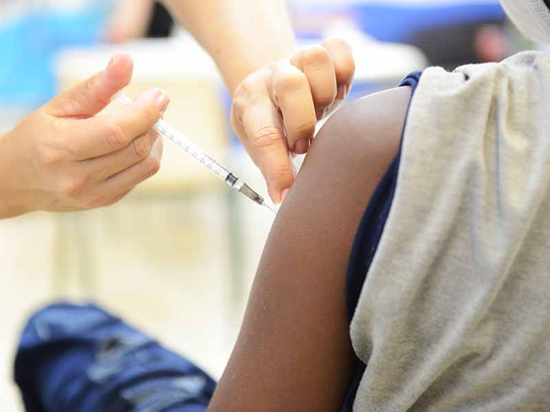 VACINA NA ESCOLA: Agevisa realiza campanha para incentivar a vacina na comunidade estudantil