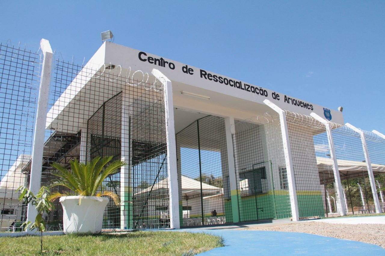 URGENTE: Vários apenados fogem de presídio e Polícia Penal faz buscas em mata