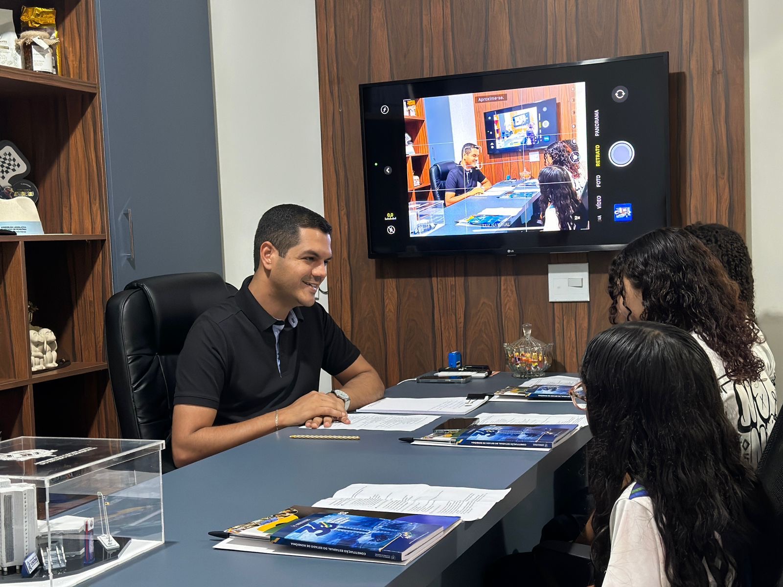 CÁSSIO GOIS: Deputado recebe alunos em projeto educacional inovador