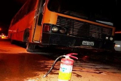 TERROR - Bandidos incendeiam ônibus durante a madrugada em Porto Velho