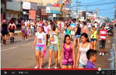 A multidão sendo levada pelo maior bloco da região Norte - VÍDEOS