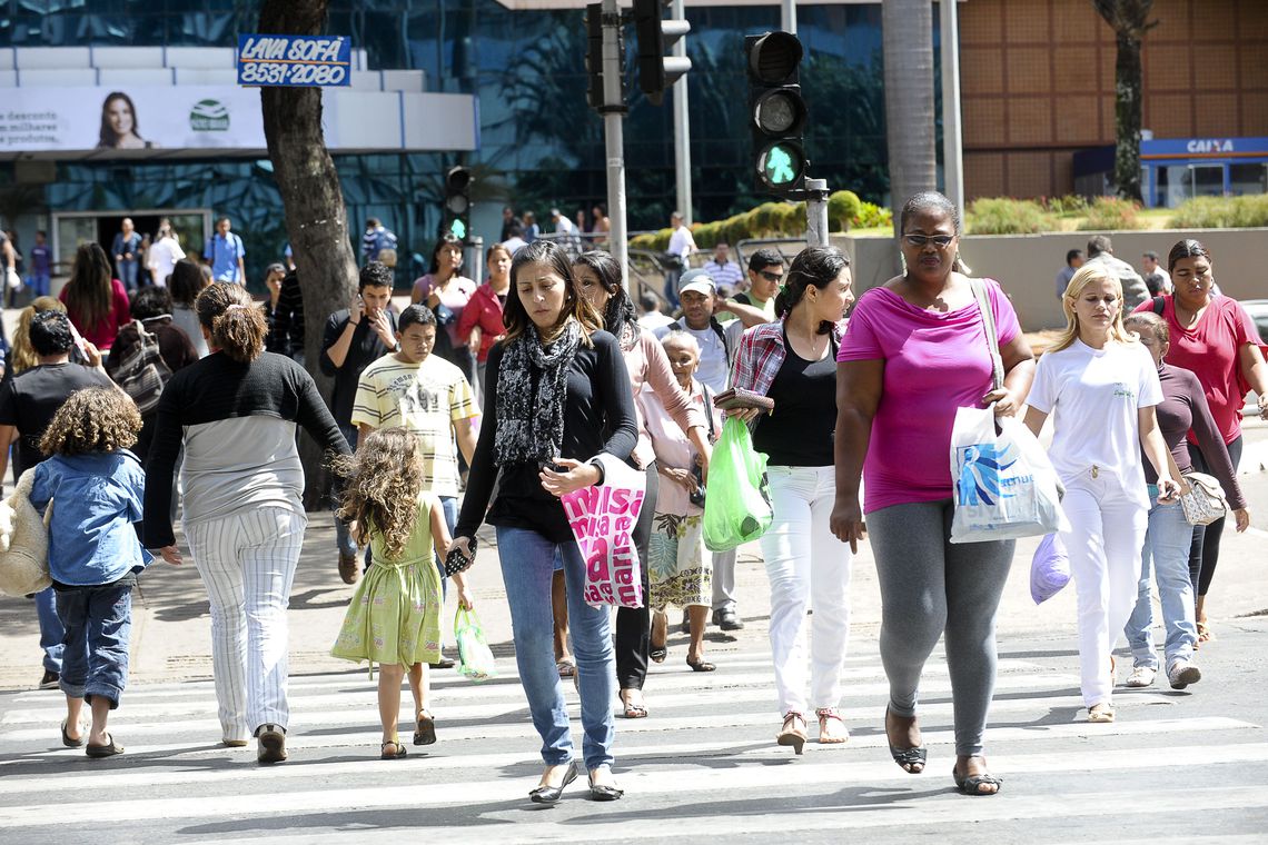 MAIS GENTE: IBGE estimativa que população do Brasil passa de 210 milhões