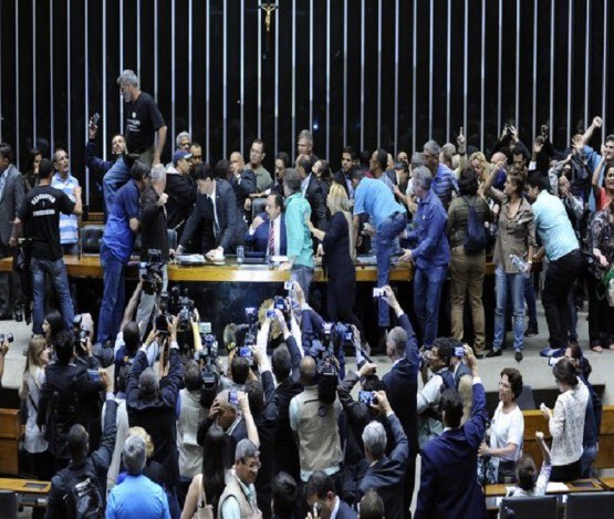 Manifestantes invadem Câmara dos Deputados e pedem intervenção militar