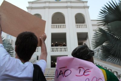 VEM PRA RUA – Manifestantes protestam na escadaria do Palácio do Governo