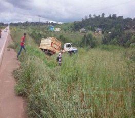 Caminhão boiadeiro perde vagão na BR-364 em Vilhena