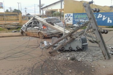 Motorista arrebenta poste de energia e polícia suspeita que ele estava embriagado - FOTOS