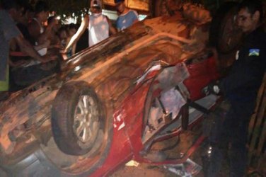 CAOS NO TRÂNSITO - Motorista avança preferencial e provoca grave acidente com capotamento de carro