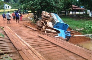 Caminhão carregado cai de ponte na estrada do Areia Branca na capital, comunidade cobra melhorias - Vídeo