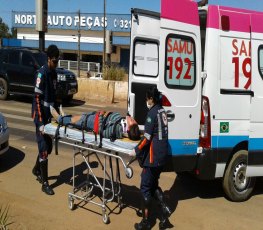 NA FAIXA - Motociclista sofre fratura ao atropelar idosa na BR-364