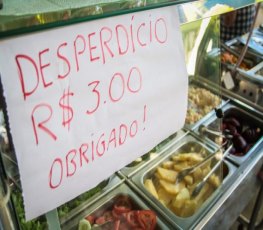 Procon alerta que é ilegal cobrar por desperdício de alimentos