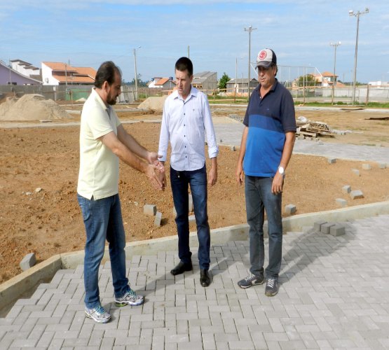 Laerte Gomes fiscaliza obra de praça em São Francisco