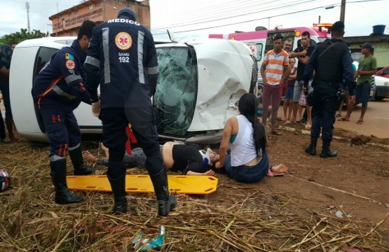 URGENTE: Mulher capota carro após atropelar violentamente casal em moto