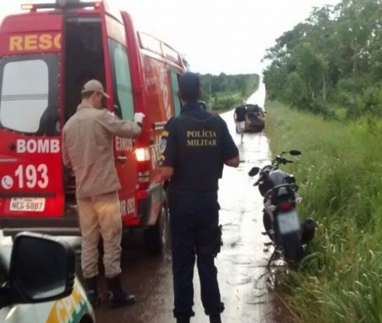 Após desviar de buraco, motociclista acaba caindo na RO-010