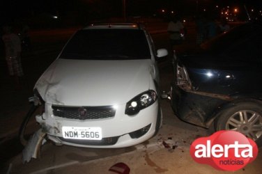 Condutor colide com motoneta perde controle, sobe no meio fio e colide com outros 2 veículos