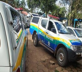 Bandidos rendem família e roubam caminhonetes na zona rural 