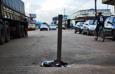 CRISE DE BURACOS – Moradores do centro de Porto Velho sinalizam rua movimentada com pedaço de pau– Confira fotos