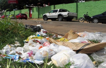 CONTRAPONTO - Em meio á lixo e crianças sofrendo com o calor, prefeito inaugura sala de aula na capital