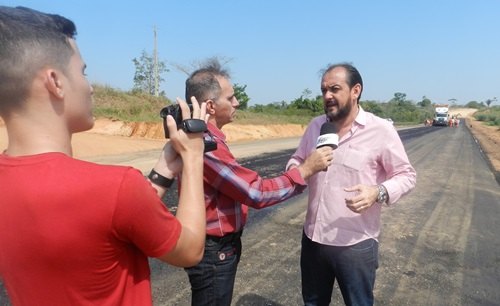 Pavimentação do Anel Viário inicia e Laerte confere qualidade