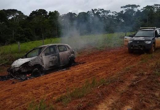 TROCA DE TIROS: Após roubar e incendiar veículo, dupla promove tiroteio com a polícia