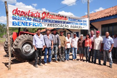 Deputada  entrega benefícios para Presidente Médici e Cacoal