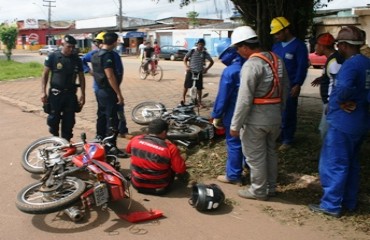 TRÂNSITO - Acidente entre motocicletas invade canteiro de obras e assusta operários – Confira fotos