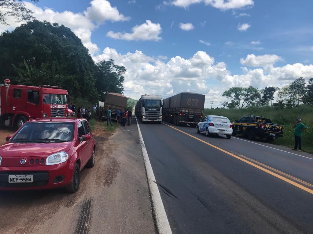 BR-364: Motociclista morre após ser arrastada e ficar presa em roda de carreta