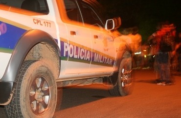 OUSADIA - Homens invadem residência, rendem vigilantes e levam arma e dinheiro