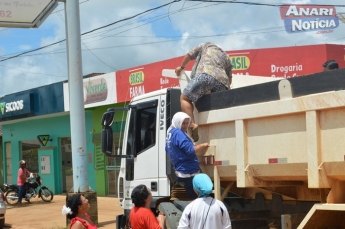 Feirantes são transportados em caminhão