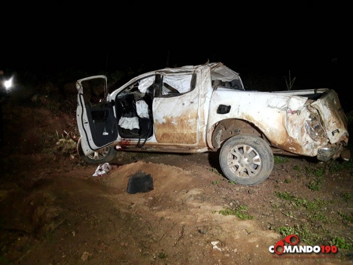 ACIDENTE: Motorista de caminhonete perde o controle da direção e capota na rodovia