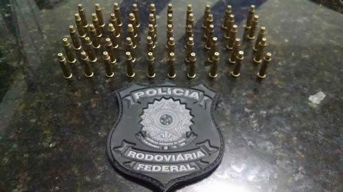 PRF prende motoqueiro com 50 munições de arma de fogo na BR-364