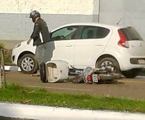 CENA DA CIDADE – Motociclista bate em porta de carro estacionado