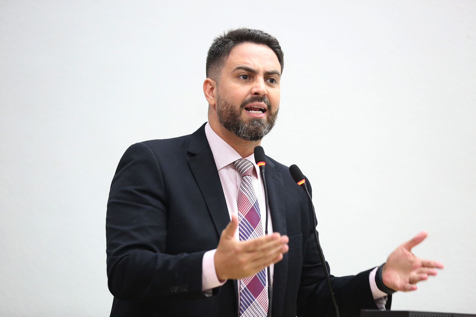 DIÁLOGO: Léo Moraes recebe resposta positiva para construção de escola no Cristal Calama