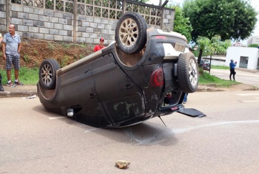 CAPOTADO - Motorista invade cruzamento e provoca forte colisão 