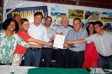 Airton participa da entrega de ônibus para a APAE