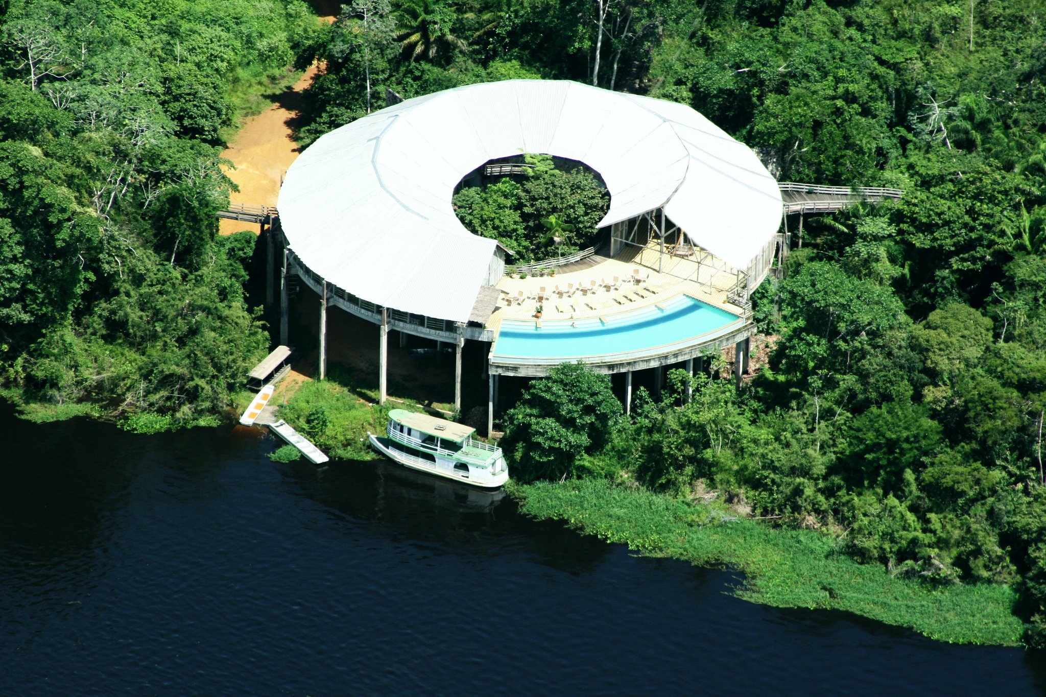 PARAÍSO TROPICAL: Hotel Pakaas, o refúgio no meio da mata