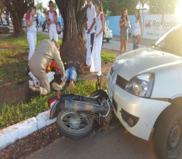 CAPITAL: Grave colisão entre carro e moto deixa vítima lesionada