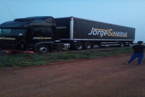 Acidente com carreta da dupla Jorge e Mateus deixa um morto no MA