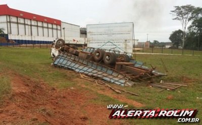 Caminhão boiadeiro tomba e mata 18 gados