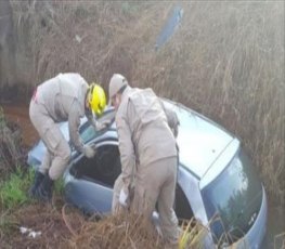 Condutor fica desacordado após carro capotar e cair em córrego