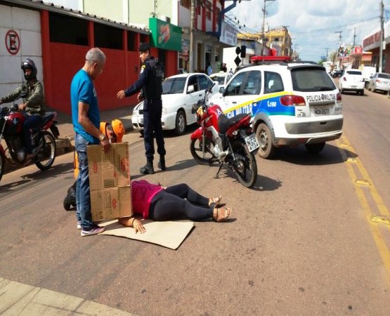 FUGIU - Motociclista é atropelada ao parar em faixa de pedestre - VÍDEO