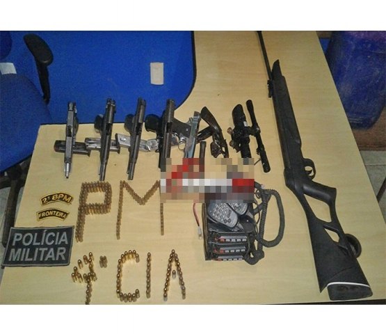 Polícia Militar prende foragido transportando pistolas de uso restrito