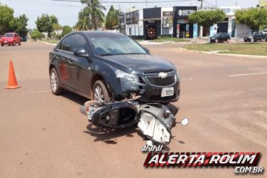 Dois acidentes de trânsito envolvendo carro e moto